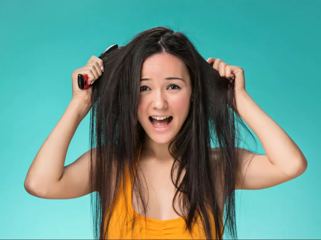 Ilustrasi wanita dengan rambut lepek (freepik.com)