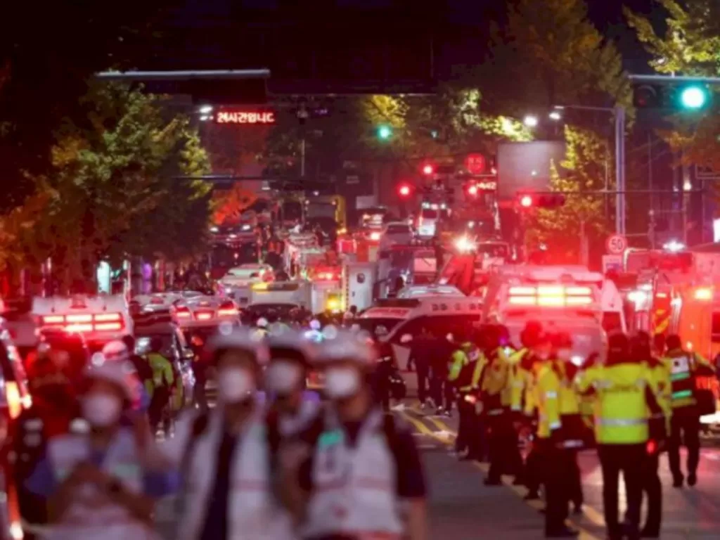 Tim penyelamat tengah membantu menyelamatkan puluhan orang terluka akibat terinjak-injak saat festival Halloween di Itaewon, Seoul, Korea Selatan. (Reuters/Kim Hong-ji)