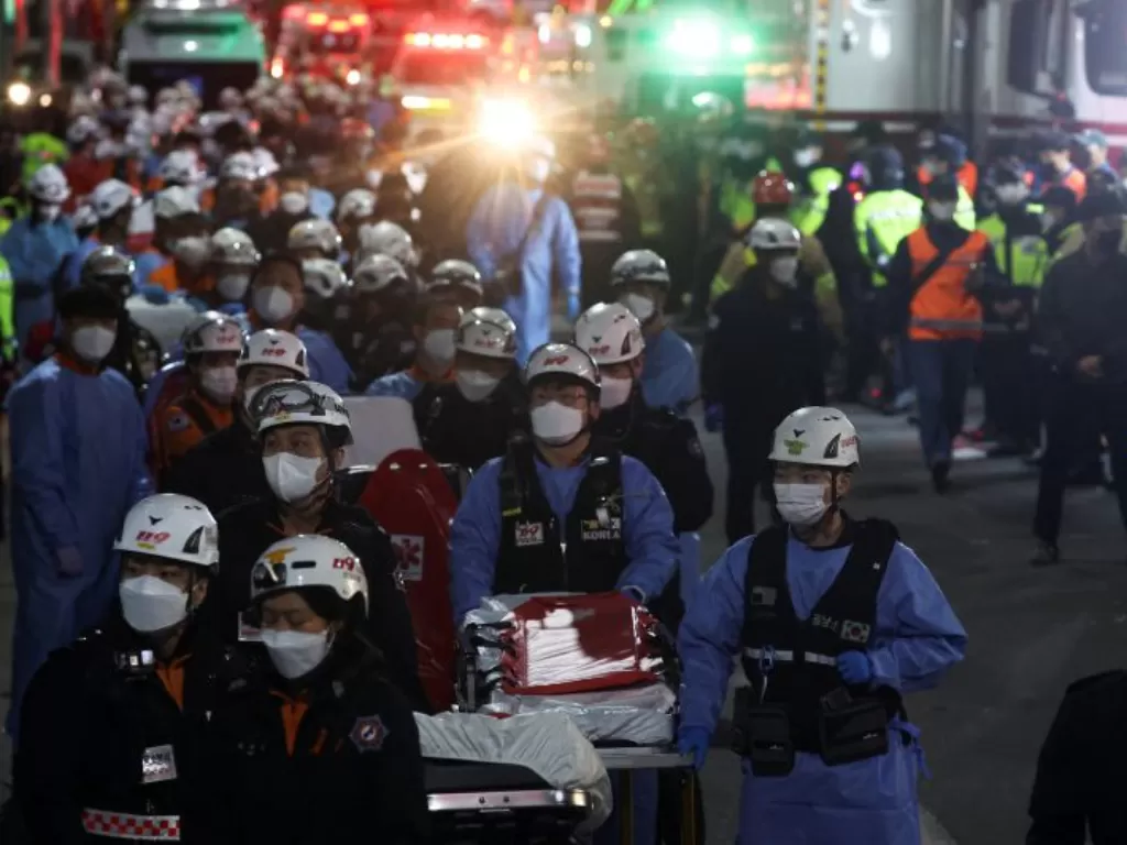Para petugas melakukan penyelamatan di sebuah lokasi saat perayaan Halloween di Itaewon, Seoul, Korea Selatan, (30/10/2022). (Reuters/Kim Hong-Ji)