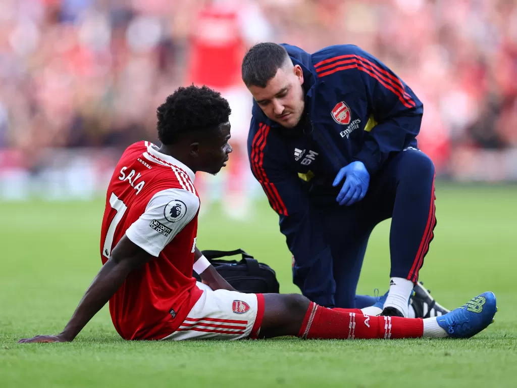 Bukayo Saka mendapat perawatan medis di laga Arsenal vs Nottingham Forest, Minggu (30/10/2022). (REUTERS/David Klein)
