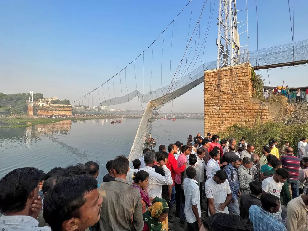 Jembatan gantung di Morbi, Gujarat, India barat, ambruk (Reuters)