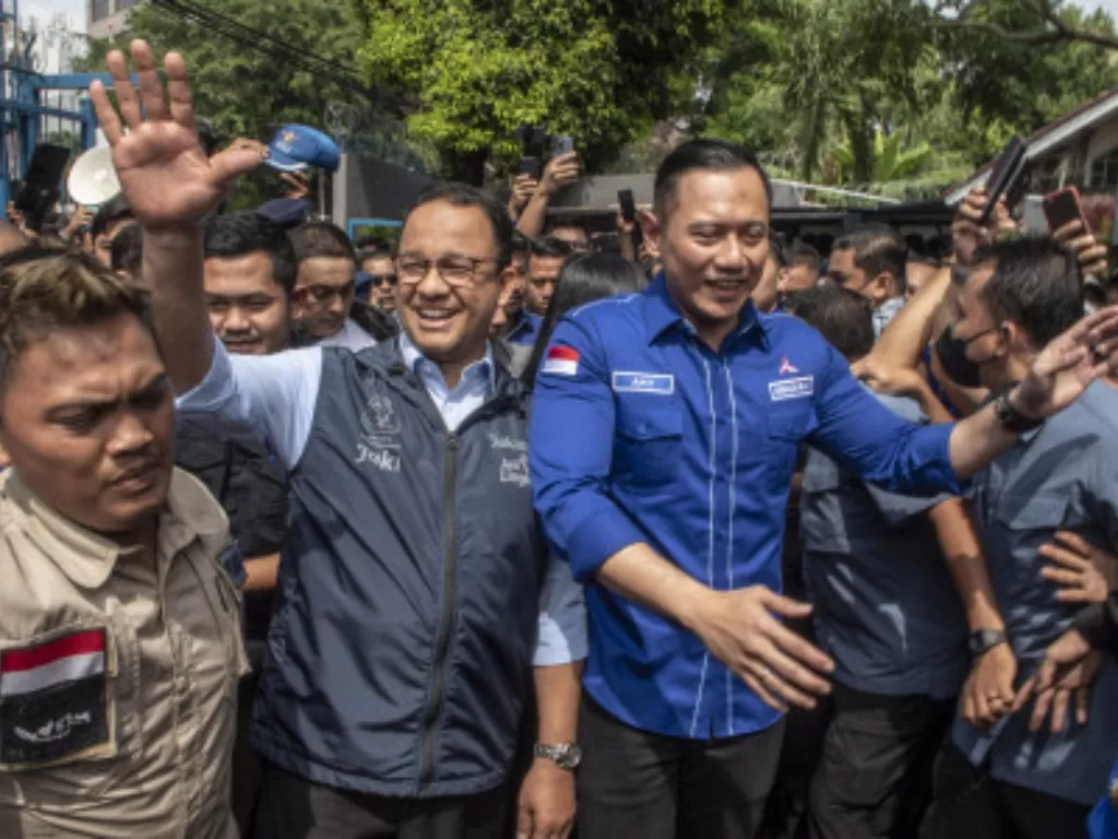 Ketua Umum Partai Demokrat Agus Harimurti Yudhoyono (kanan) dan mantan Gubernur DKI Jakarta Anies Baswedan (kiri). (ANTARA FOTO/Muhammad Adimaja)