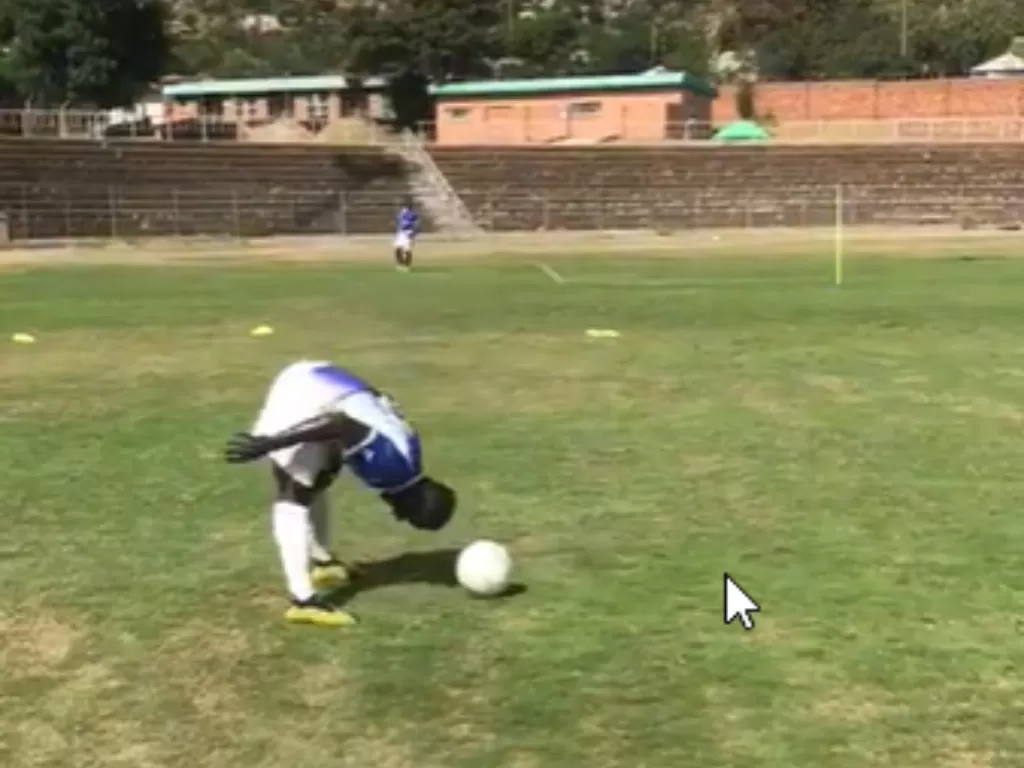 Seorang pesepakbola kulit hitam pamer skill unik. (Screenshoot/@TikTok/@@matiasbenkeko)