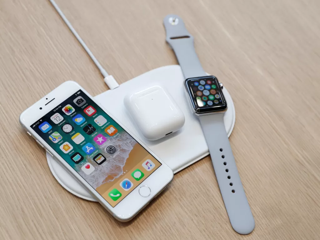 iPhone dan Apple Watch. (REUTERS/Stephen Lam)