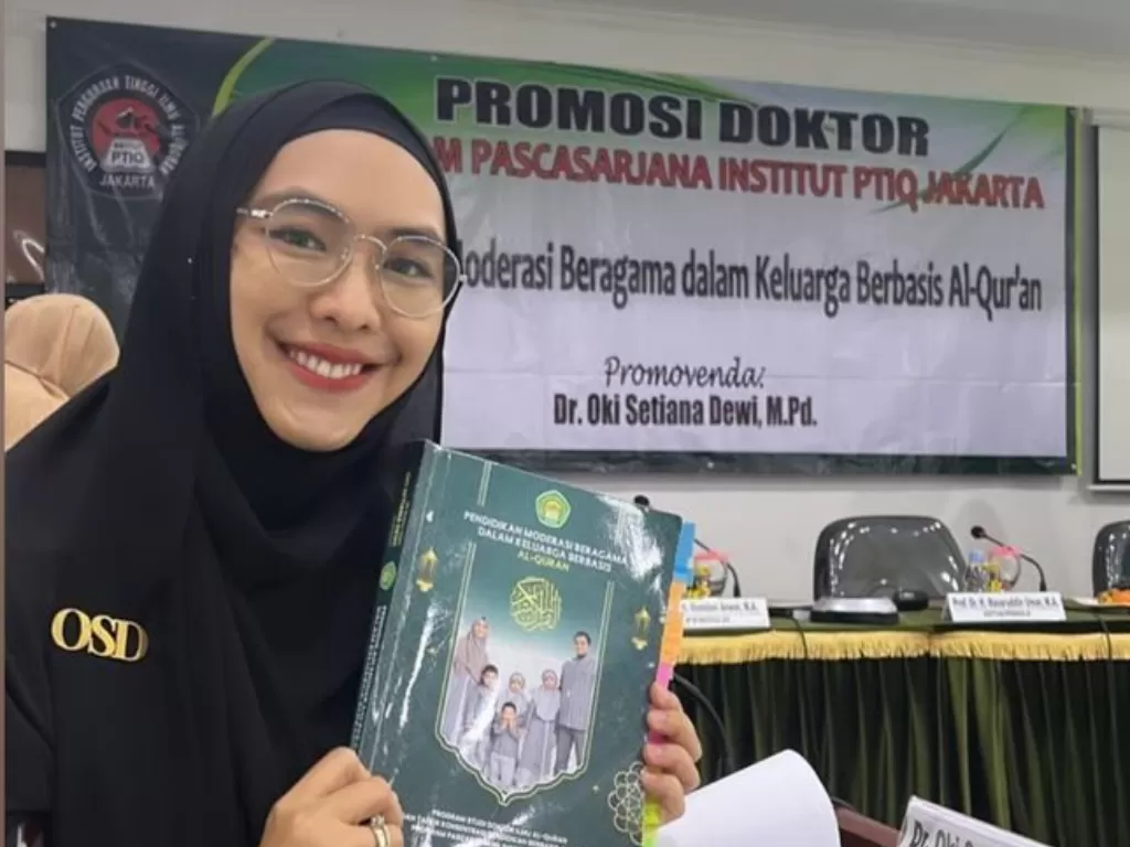 Oki Setiana Dewi raih gelar doktor. (Instagram/okisetianadewi)