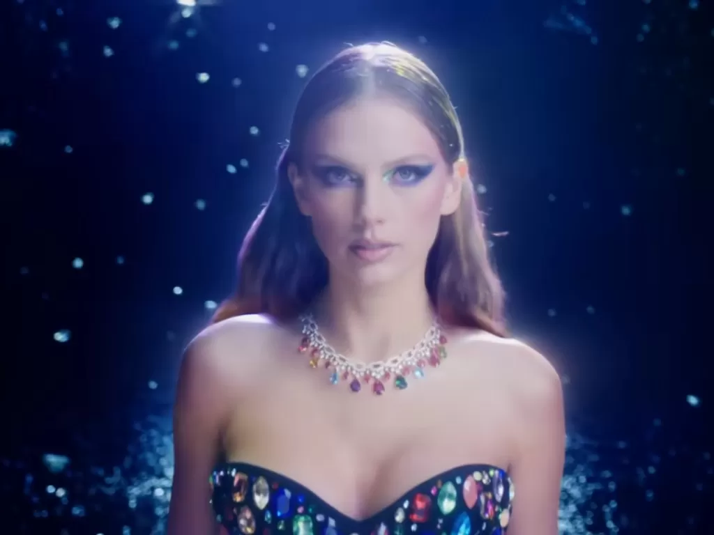 Taylor Swift dalam music video Bejeweled. (Youtube/Taylor Swift)