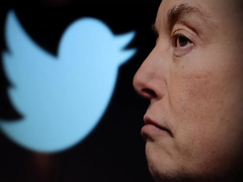 Elon Musk tunjuk dirinya jadi CEO Twitter. (REUTERS/Dado Ruvic)