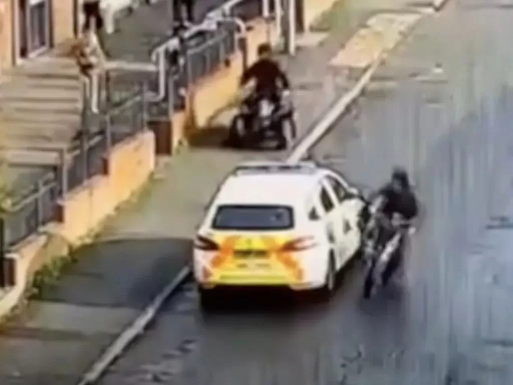 Pria yang menendang mobil polisi. (North Wales Police)