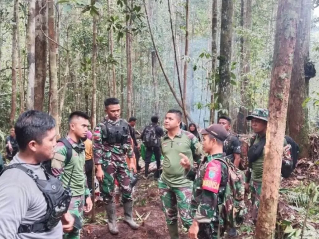 Proses pencarian terhadap Alwi warga Pulau Majang yang hingga di hutan Desa Kekurak Kecamatan Badau perbatasan RI-Malaysia, wilayah Kapuas Hulu Kalimantan Barat. (Antara/HO)
