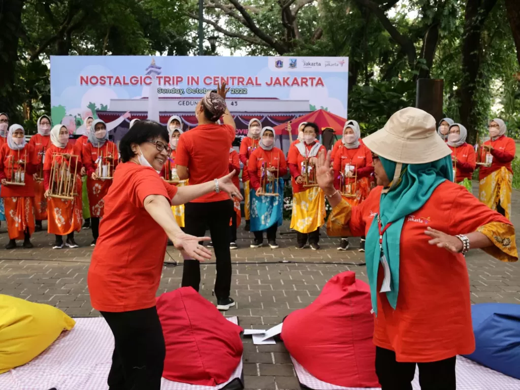 Suasana Picnickustik di Taman Suropati Jakarta Pusat bareng lansia. (Dok. Sudin Parekraf Jakpus).