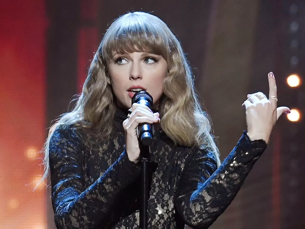 Taylor Swift sukses besar dengan Album Midnights (REUTERS/Gaelen Morset)