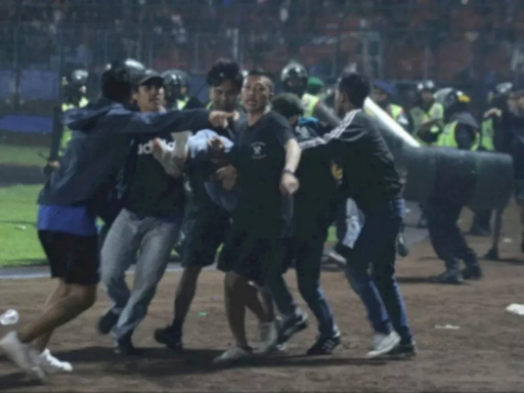 Keributan terjadi di Stadion Kanjuruhan usai laga Arema FC vs Persebaya Surabaya. (ANTARA FOTO/Ari Bowo Sucipto)
