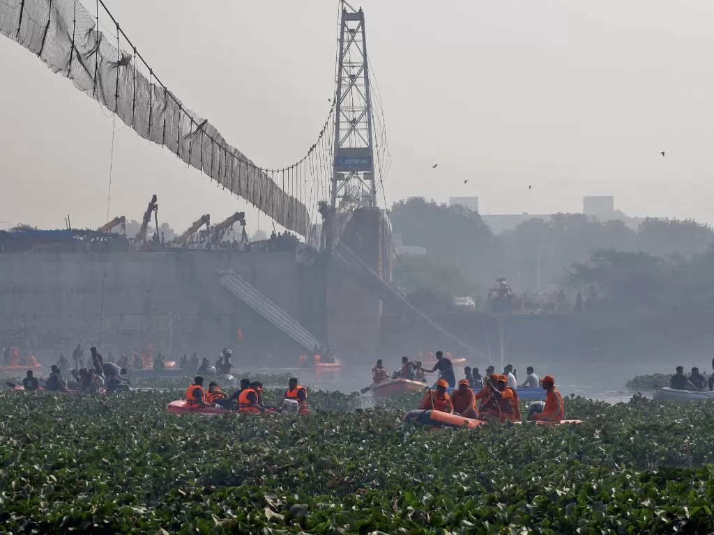 Jembatan gantung di India runtuh. (REUTERS/Stringer)