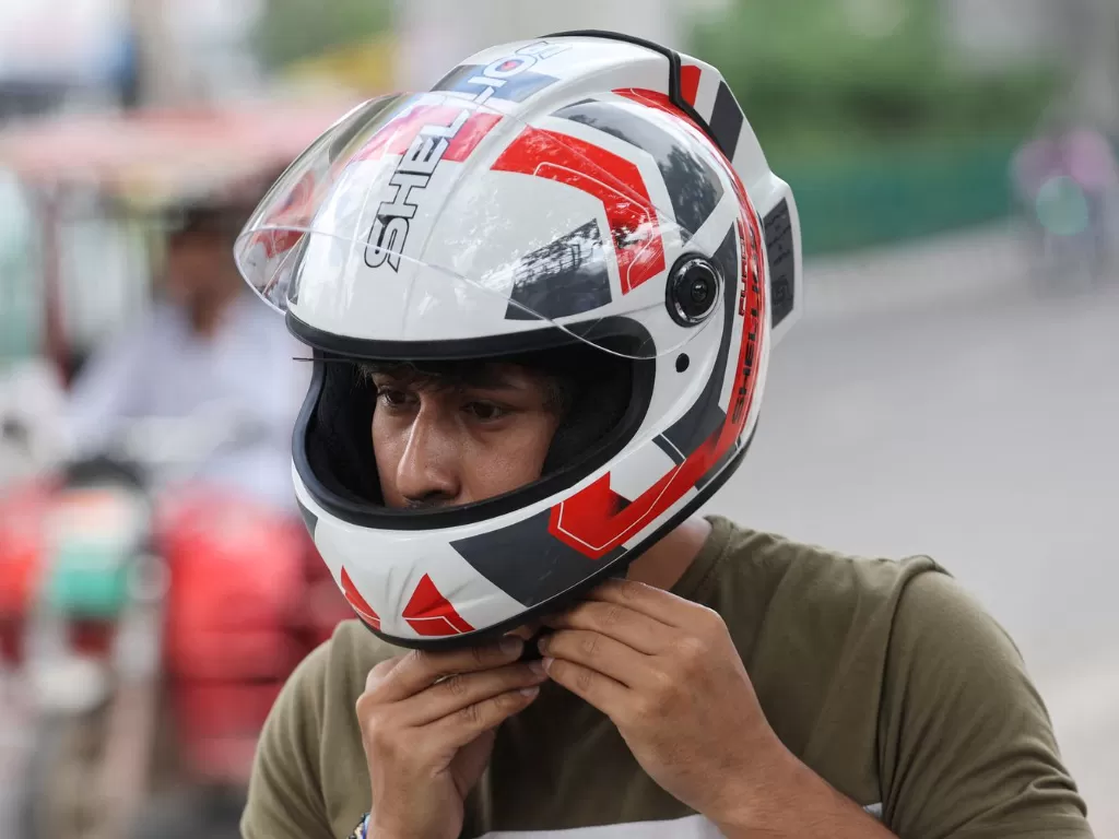 Ilustrasi seseorang sedang memakai helm. (REUTERS/Krishna N. Das)