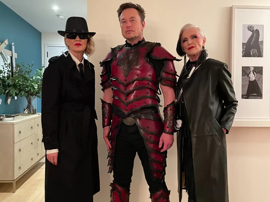 Elon Musk saat merayakan Halloween. (Twitter/@elonmusk)