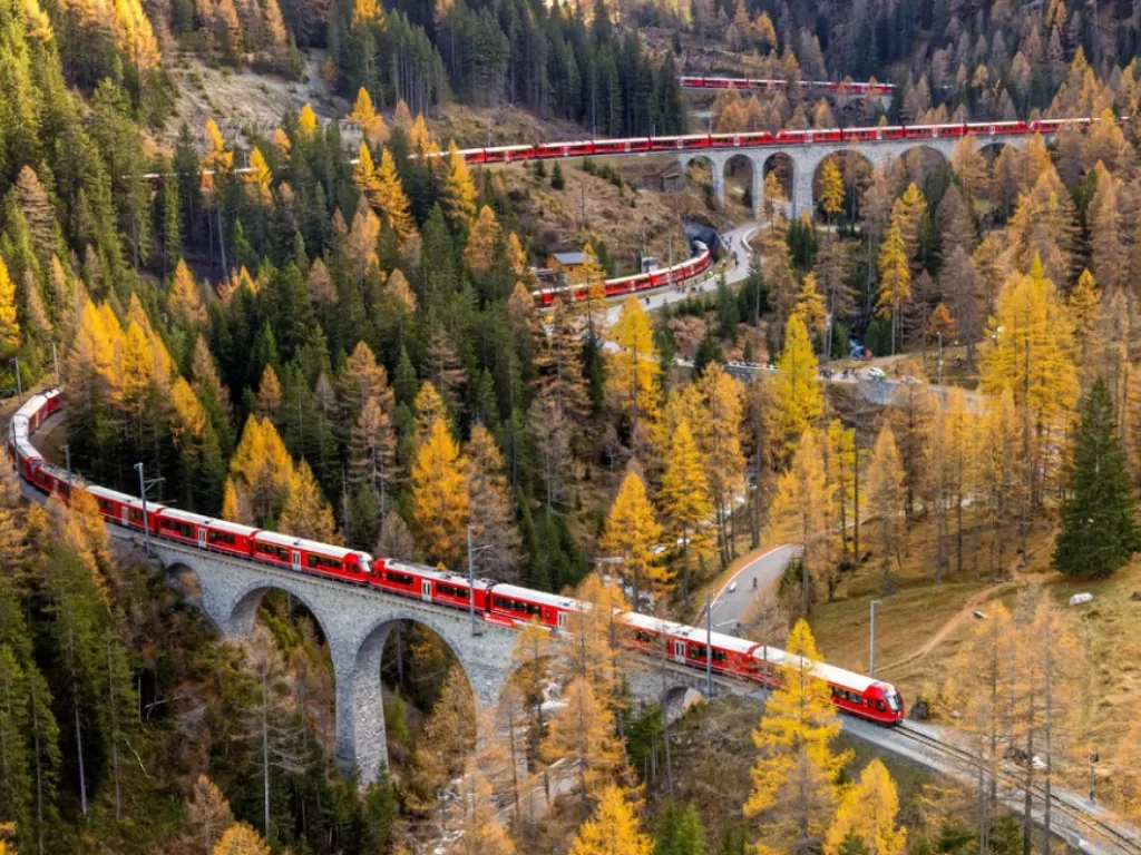 Kereta api di Swiss rayakan ultah ke-175 , pecahkan rekor jalankan kereta penumpang terpanjang di dunia, nyaris 2 km. (swiss-image.ch)