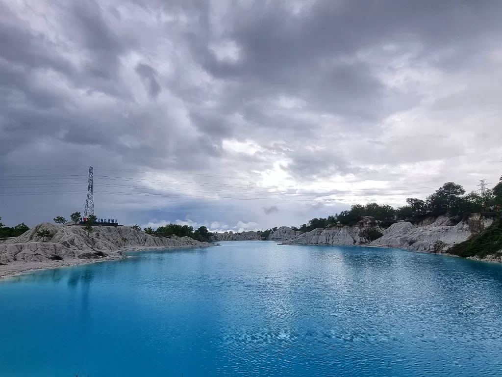 Menikmati indahnya Danau Kaolin yang berwarna biru bekas penambangan. (Z Creators/Taufiq Hippy)