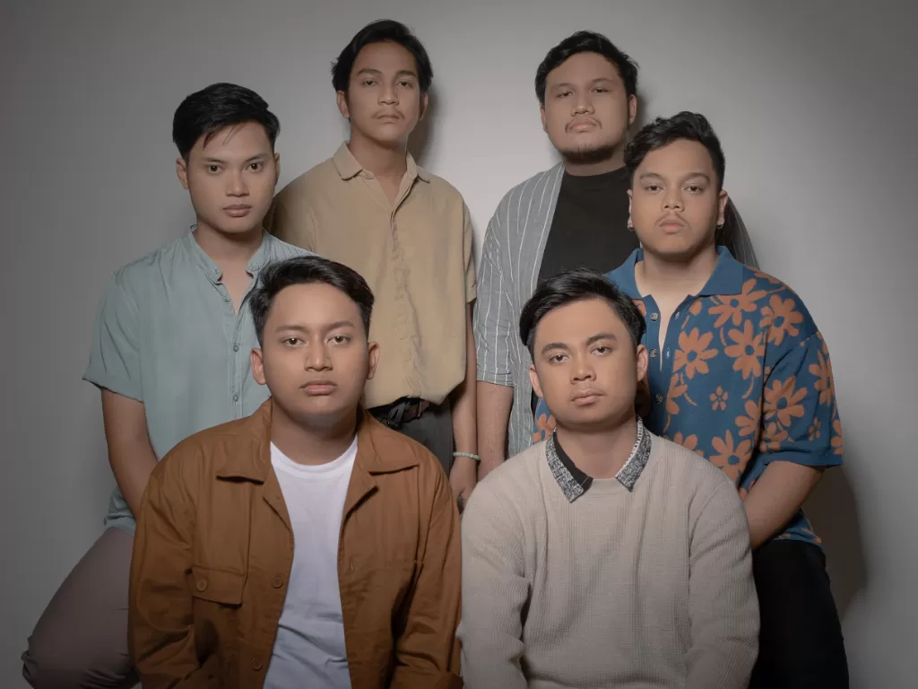 Seluruh personil grup folk-pop Daun Jatuh. (Warner Music Indonesia)