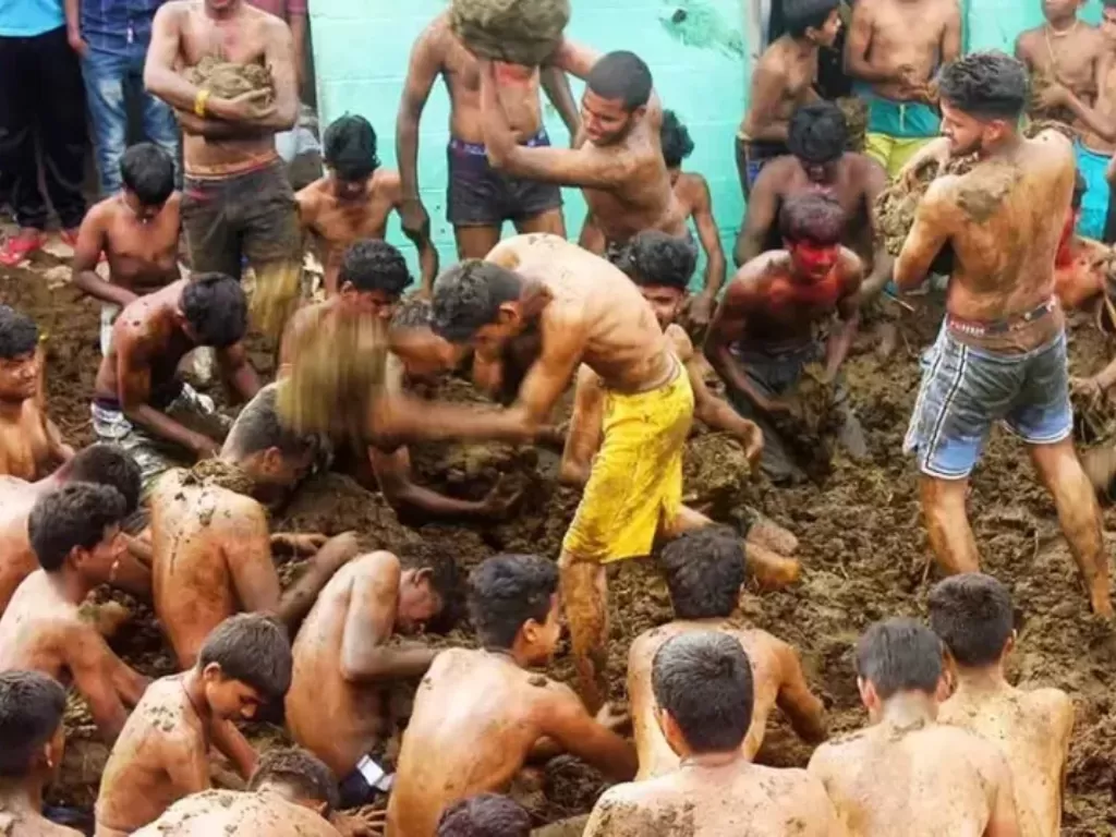 Ritual perang lempar kotoran sapi di India. (Random-times)