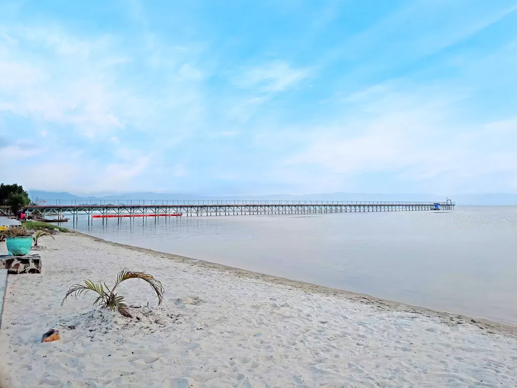 Bersih, nyaman dan tenang. 3 kata untuk Pantai Pasir Putih Parparean. (Z Creators/Taufiq Hippy)