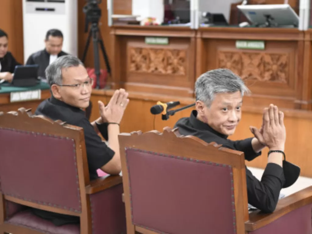 Terdakwa kasus merintangi penyidikan atau 'obstruction of justice' pembunuhan berencana terhadap Brigadir J, Agus Nurpatria (kiri) dan Hendra Kurniawan (kanan). (ANTARA FOTO/M Risyal Hidayat)