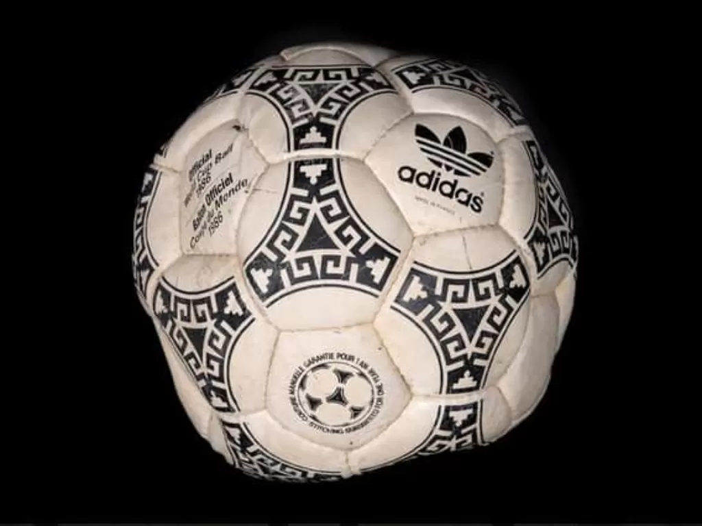 Penampakan bola gol Tangan Tuhan Diego Maradona di Piala Dunia 1986 (Graham Budd Auctions)