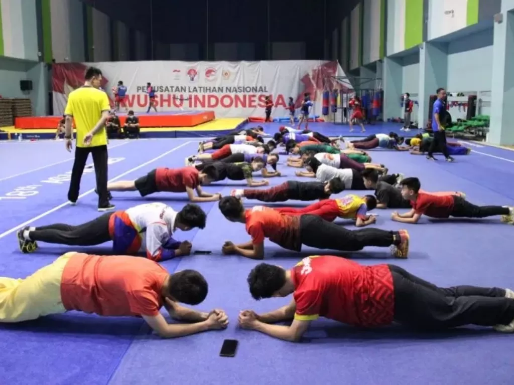 Atlet wushu Indonesia menjalani latihan dalam persiapan menuju Kejuaraan Dunia Wushu Junior 2022 di GBK Arena, Senayan, Jakarta, Jumat (4/11/2022). (ANTARA/HO-PB WI)