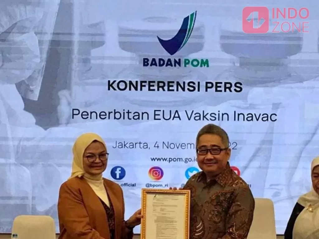 Penyerahan simbolik (EUA) Vaksin Inavac. Kepala BPOM, Penny K Lukito (Kiri) - CEO PT Biotis Pharmaceutical Indonesia, FX Sudirman (Kanan). (INDOZONE/Razdkanya Ramadhanty)