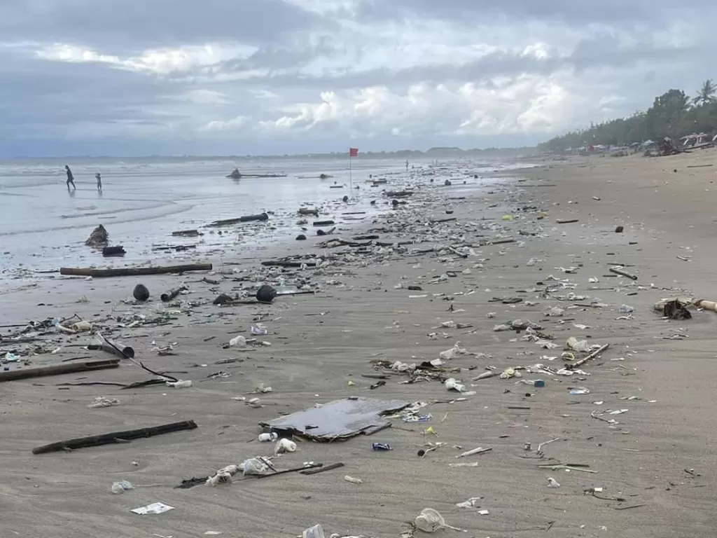 Pantai Kuta Bali penuh dengan sampah. (Facebook/Bali Bogans)