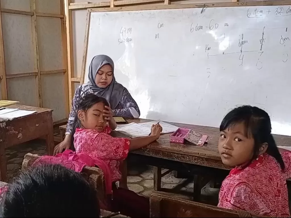 Siswa SDN 2 Karangpatihan belajar di ruang kelas darurat (Z Creators/Pramita Kusumaningrum)