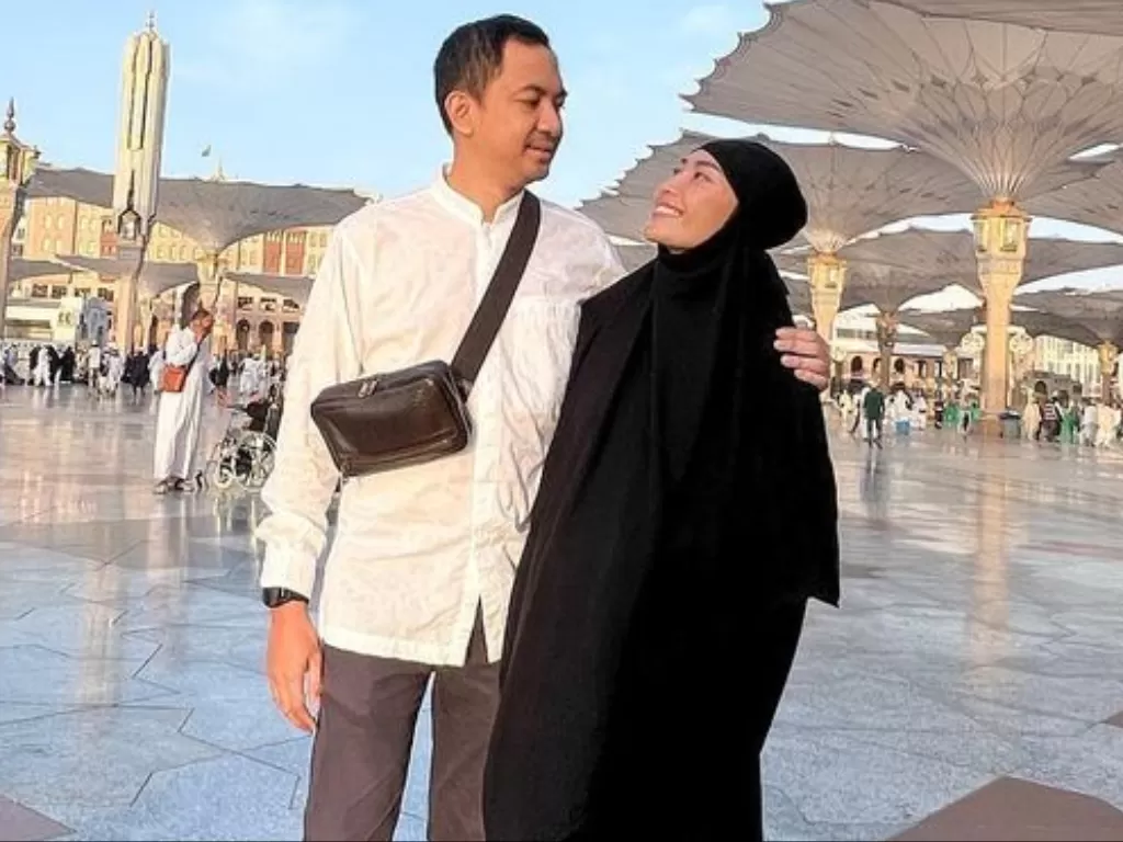 Ayu Dewi dan suaminya Regi Datau umrah (Instagram/mrsayudewi)