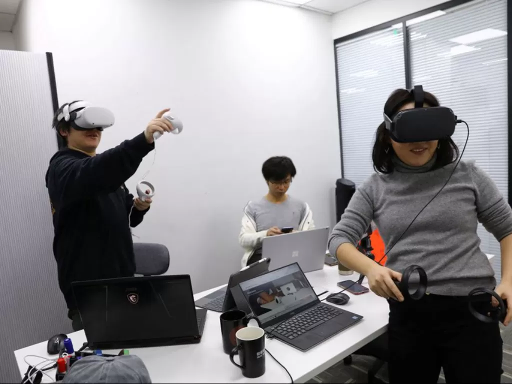Ilustrasi headset VR. (REUTERS/Tingshu Wang)
