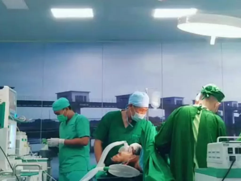Nakes live di TikTok saat sedang operasi seorang pasien. (TikTok/satriaaaa_)