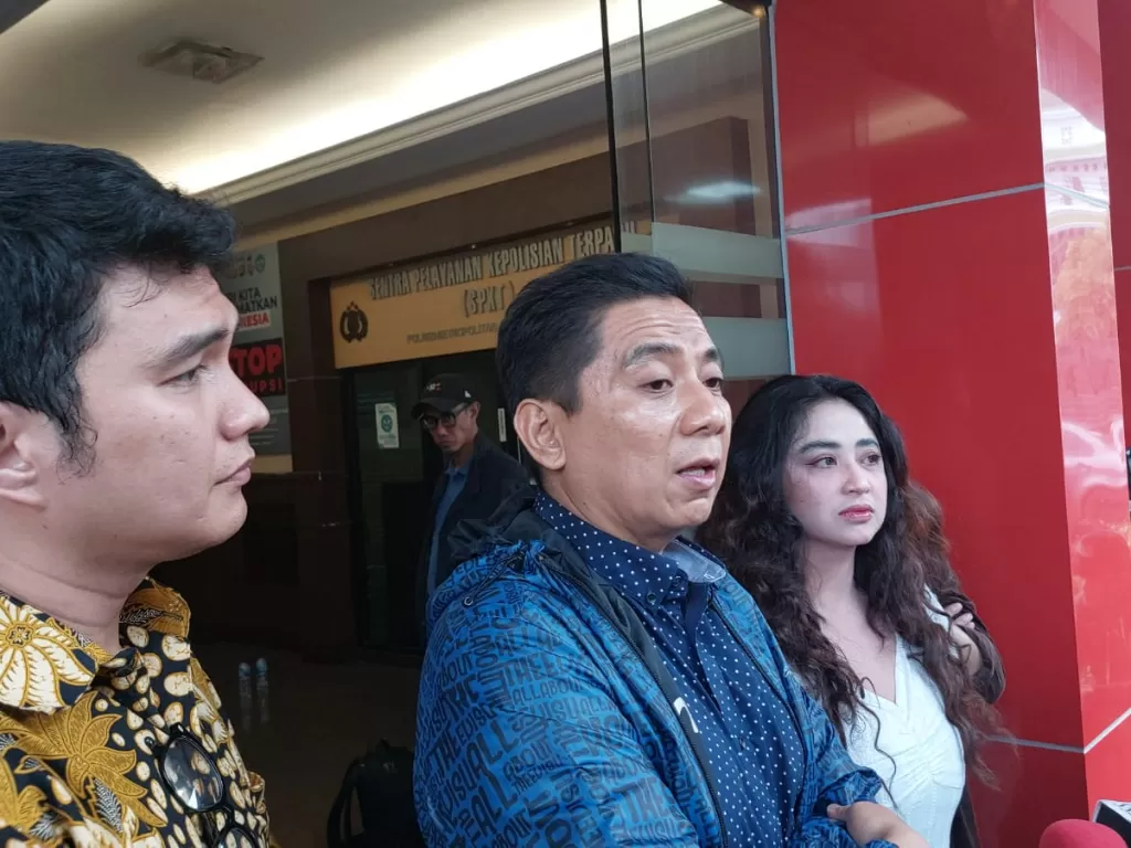 Dewi Perssik (kanan) didampingi pengacaranya, Sandy Arifin dan Aldy Taher. (INDOZONE/Arvi Resvanty)