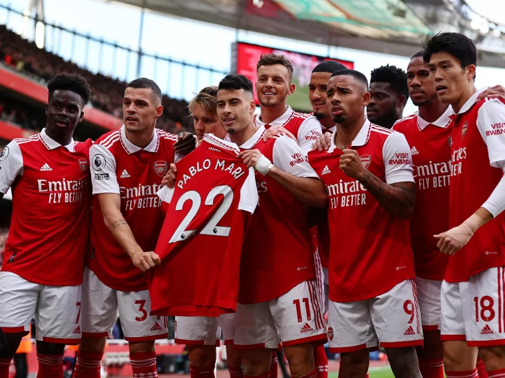 Arsenal merayakan gol dengan jersey Pablo Mari (Reuters/David Klein)