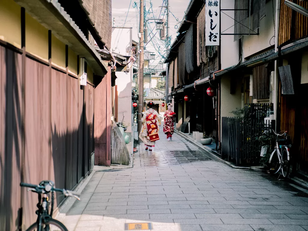 Seorang Geisha di jalan sempit, Jepang. (Pexels)