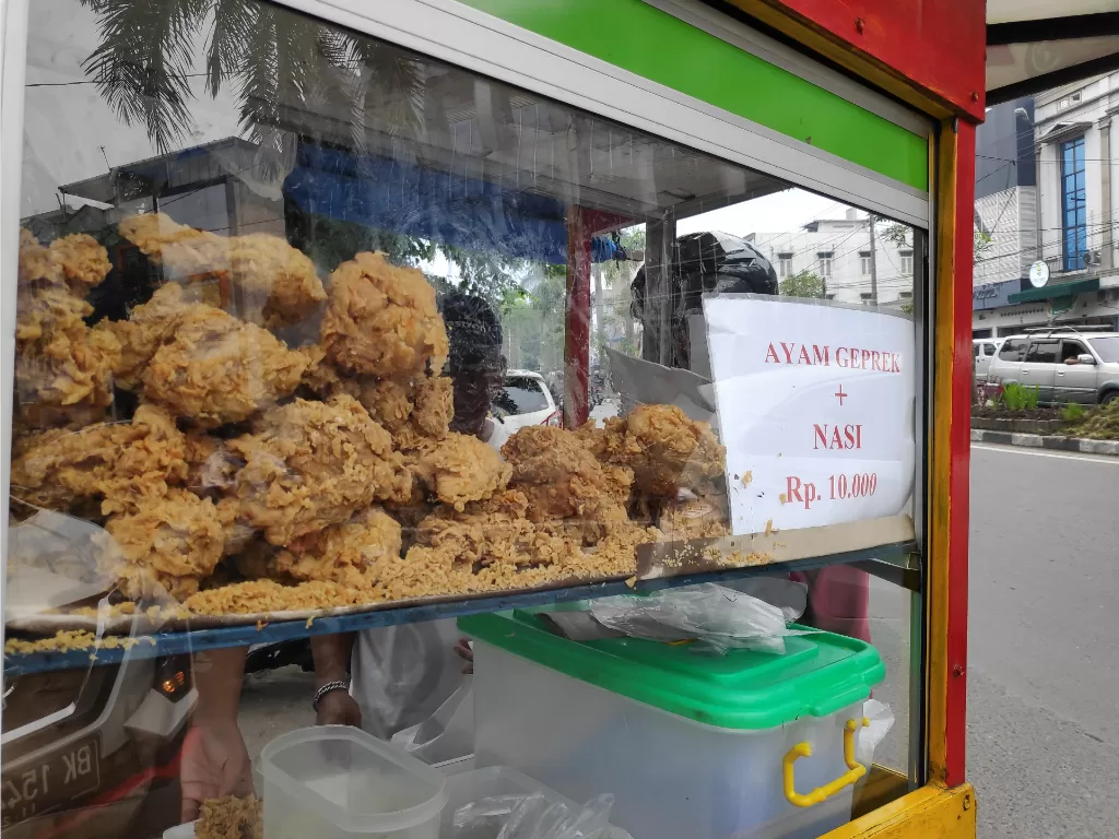 Ayam geprek viral ini cuma seharga Rp10 ribu per porsi! (Z Creators/Syah Frizal)