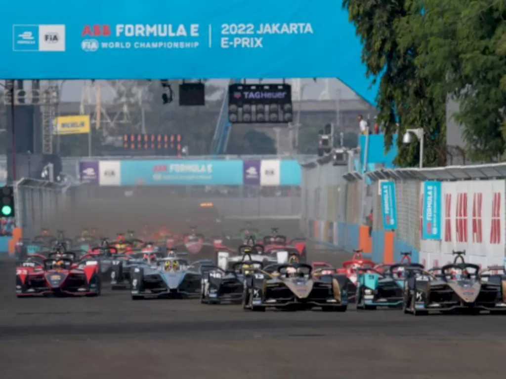Balapan Formula E saat berlangsung di Jakarta (Antara/Wahyu Putro A)
