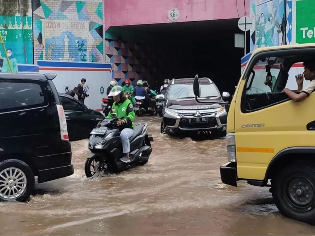 Hujan deras membuat sejumlah wilayah di Jakarta tergenang air (Instagram/@jktinfo)