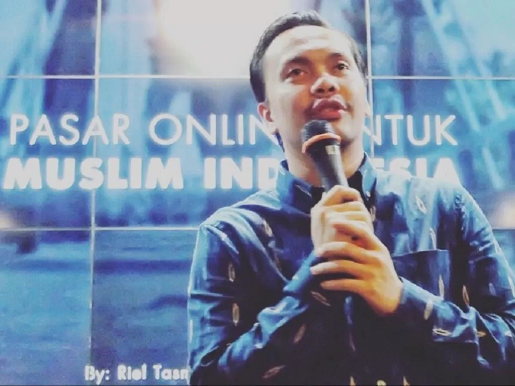 CEO Indozone, Riel Tasmaya, saat menjadi pembicara dalam sebuah acara (Instagram/@rieltasmaya)