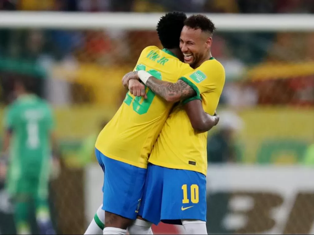 Momen Vini Jr (kiri) dan Neymar (kanan) berpelukan pada saat membela Brazil. (REUTERS/Ricardo Moraes)