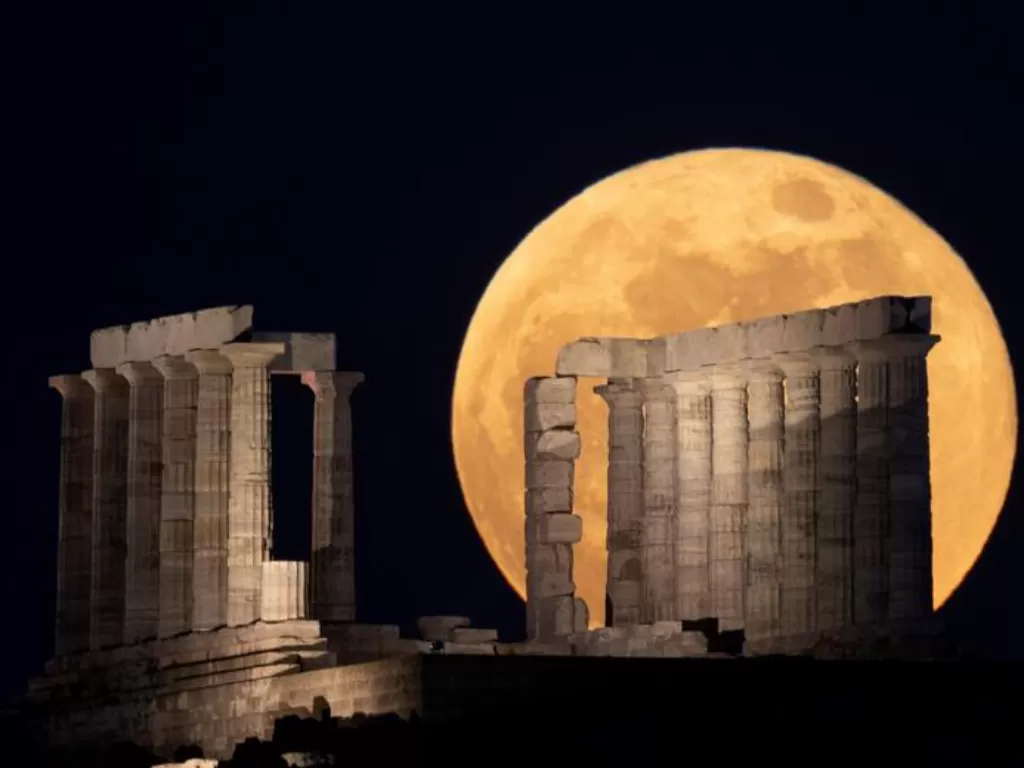 Ilustrasi gerhana bulan. (REUTERS/Alkis Konstantinidis)