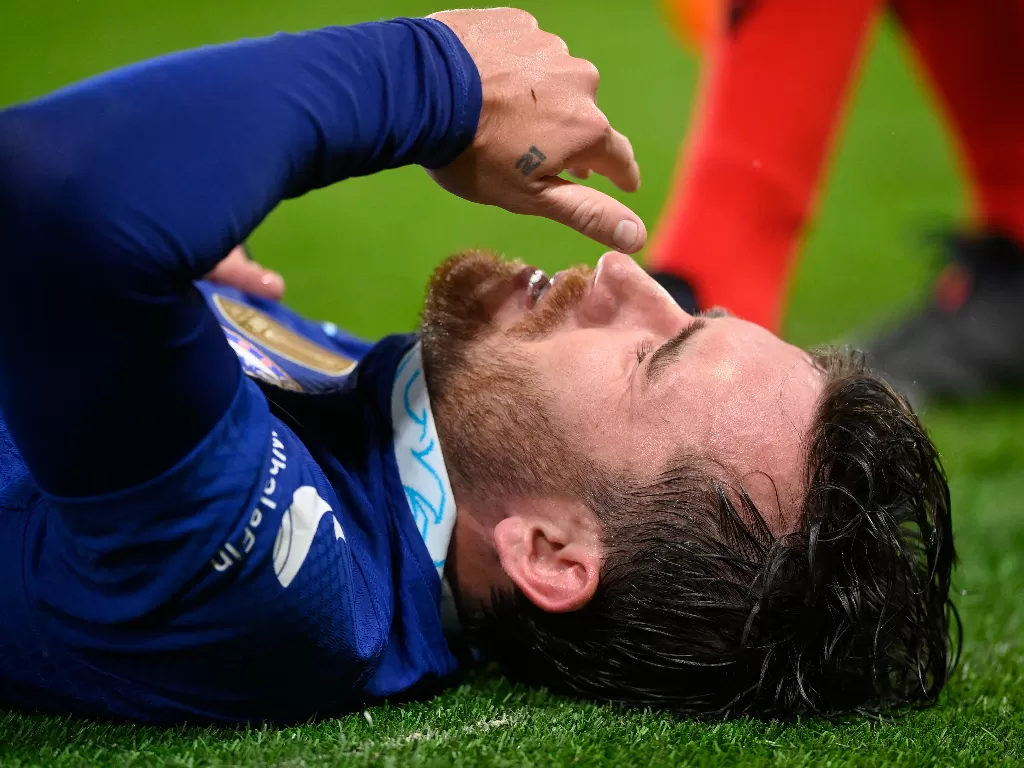 Ben Chilwell terbaring di lapangan setelah cedera hamstring yang dialaminya di laga Chelsea vs Dinamo Zagreb. (REUTERS/Toby Melville)