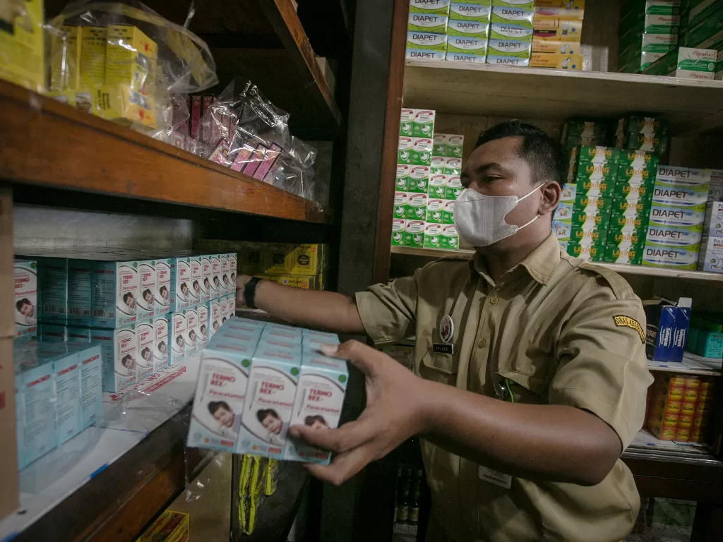 Petugas Dinas Kesehatan Solo melakukan pengecekan obat berbahan cair atau sirop saat kegiatan Sidak Apotek di Solo, Jawa Tengah, Senin (24/10/2022). (ANTARA/Mohammad Ayudha)