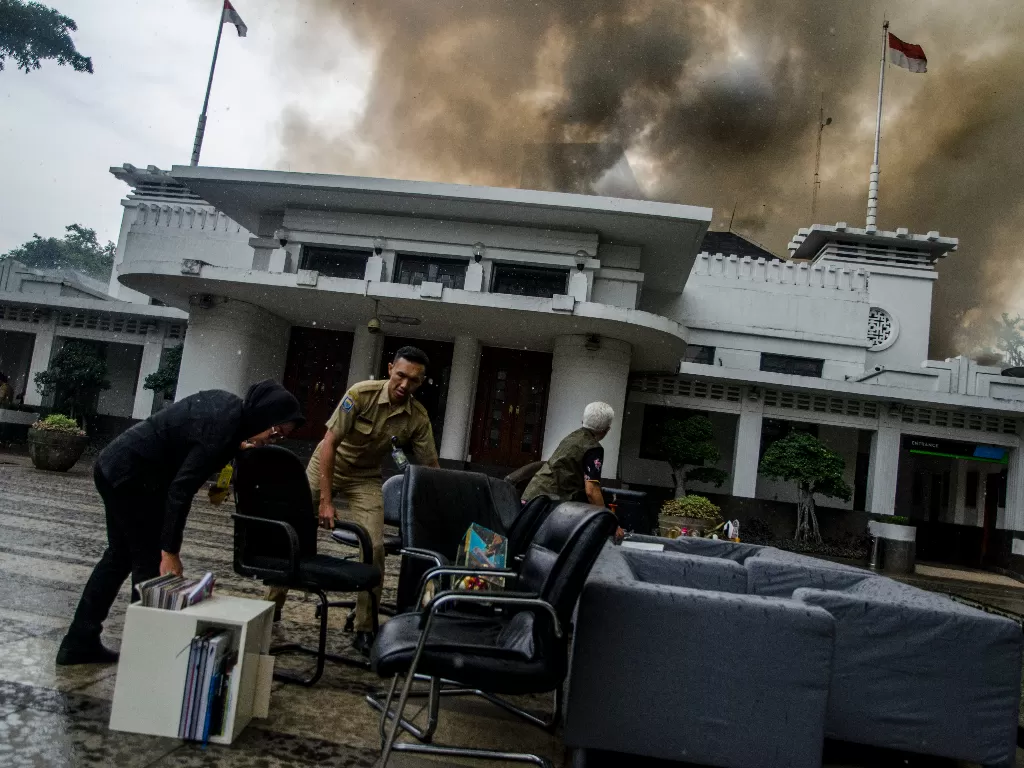 Kebakaran di Pemkot Bandung. (ANTARA FOTO/Novrian Arbi).