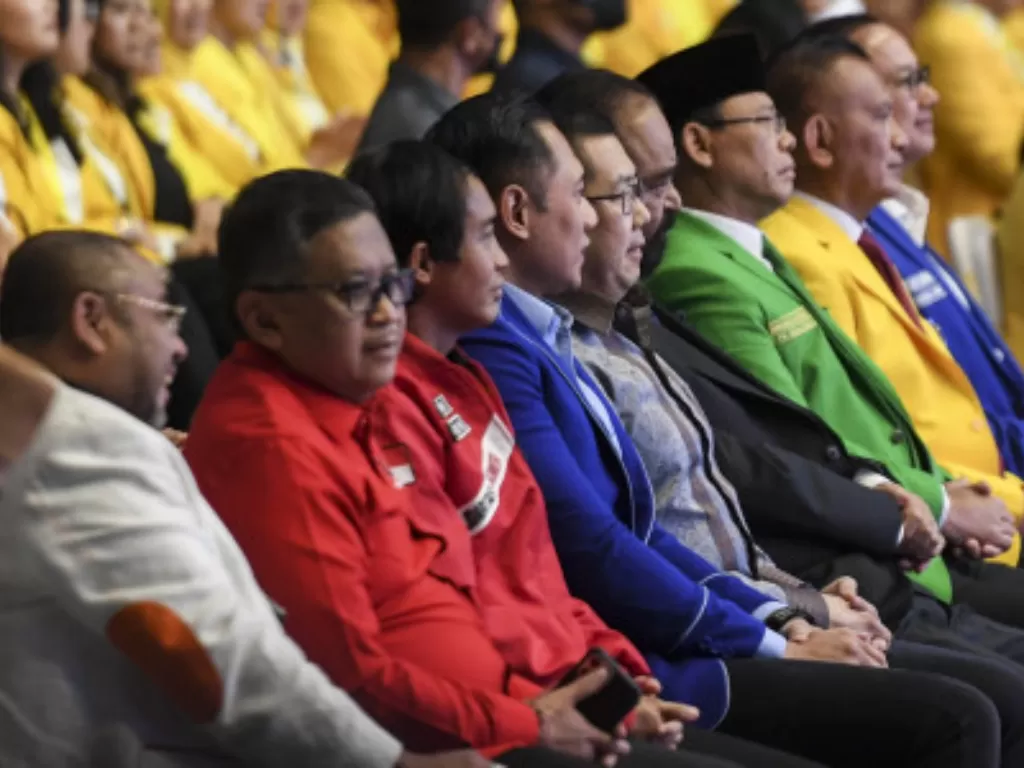 Ketua Umum Partai Demokrat Agus Harimurti Yudhoyono (keempat kiri) bersama sejumlah pejabaf partai politik lainnya. (ANTARA FOTO/Hafidz Mubarak A)