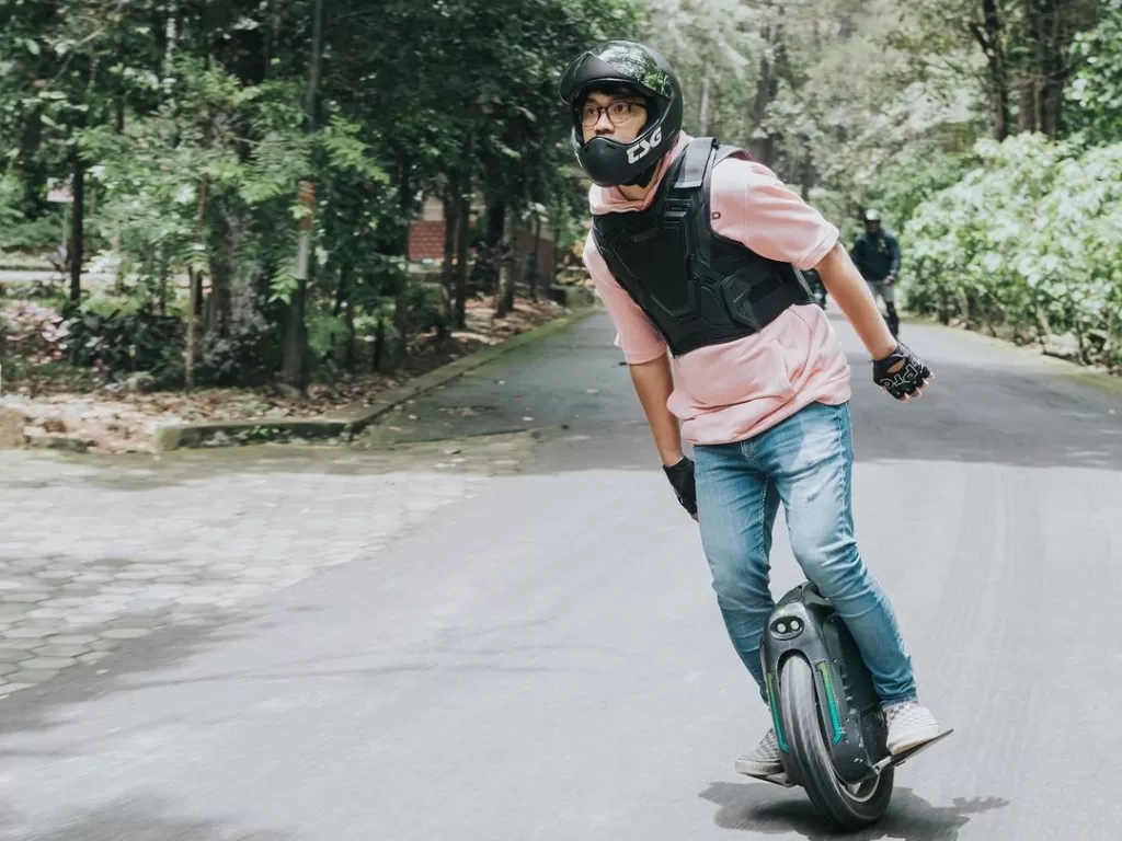 Petra Karunia, Traveler Indonesia yang melakukan pelesiran dengan kendaraan roda satu. (Instagram/petrakarunia)