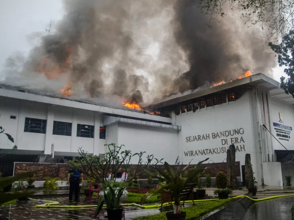 Kebakaran di Balai Kota Bandung. (ANTARA FOTO/Novrian Arbi).