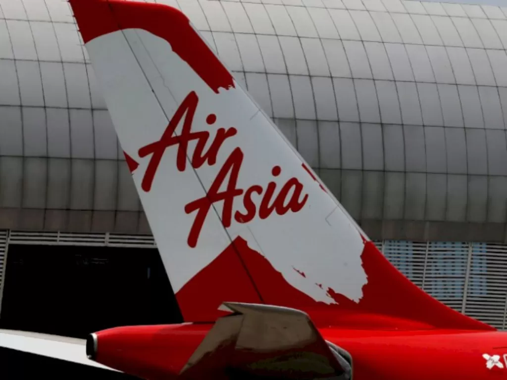 Ilustrasi logo AirAsia di salah satu pesawat mereka. (REUTERS/Beawiharta)