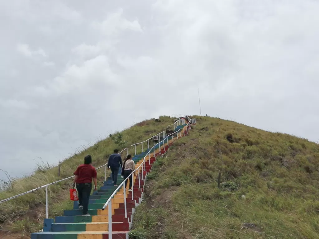 Tangga warna warni menuju puncak bukit (Z Creators/Arnie Simanjuntak)